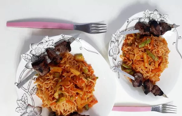 طرز تهیه نودل با سیب زمینی و رب گوجه فرنگی به روش ایرانی