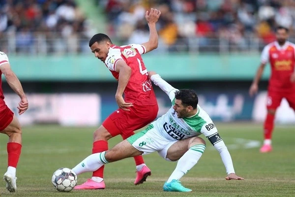 تماشاگران می توانند بازی دو تیم آلومینیوم و پرسپولیس را از نزدیک ببینند