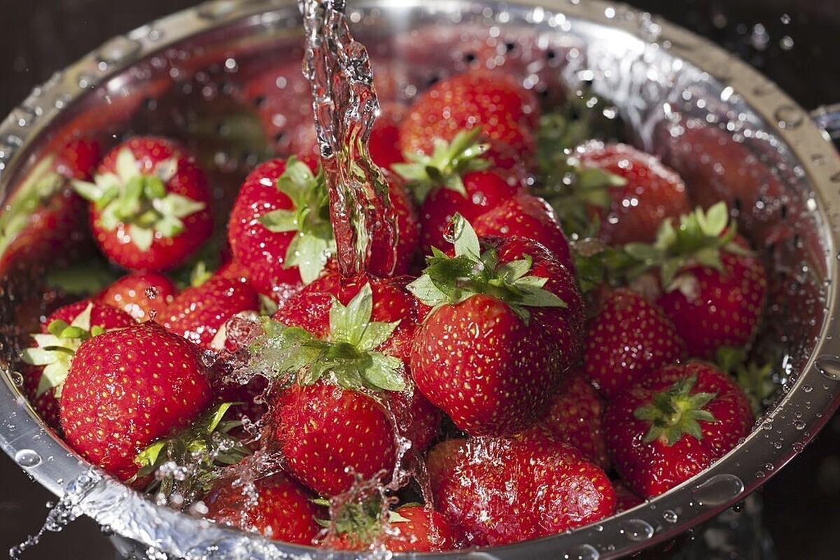روش شستن توت فرنگی
