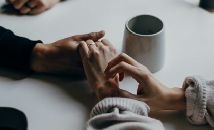 3 دلیل برای اینکه از دنبال کردن خوشبختی در رابطه خود دست بردارید