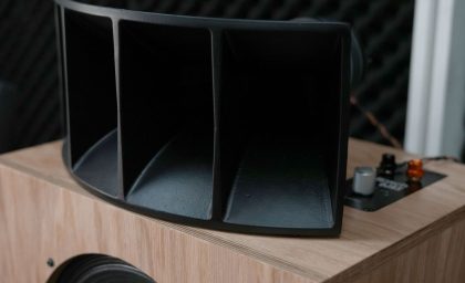 Klipsch برای بلندگوی kO-R1 به Ojas پیوست