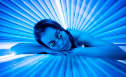 آیا تخت های برنزه کننده UV واقعا طول عمر را افزایش می دهند؟