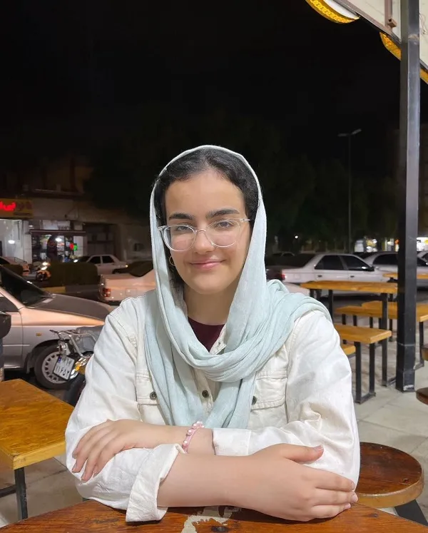 تصاویری از دختر رتبه یک کنکور تجربی | رصد روز