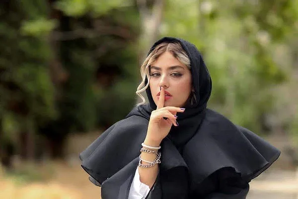 سلفی آینه‌ای ریحانه پارسا در یک مکان مدرن و شیک+ عکس | رصد روز