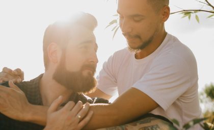 عوامل منحصر به فرد برای بازماندگان LGBTQ از خشونت شریک صمیمی