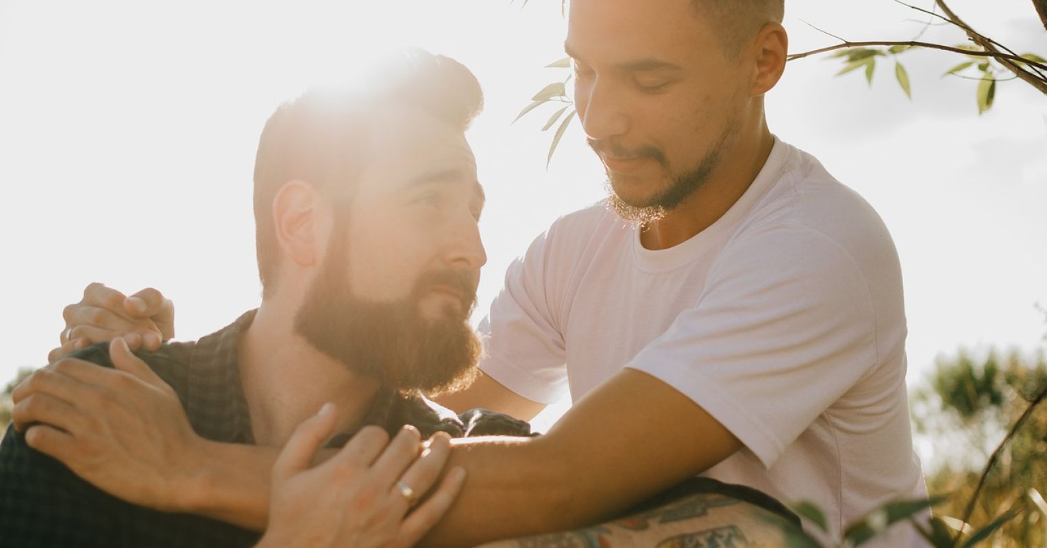 عوامل منحصر به فرد برای بازماندگان LGBTQ از خشونت شریک صمیمی