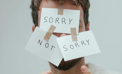 به گفته یک زوج درمانگر، چگونه عذرخواهی کنیم؟