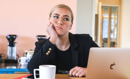 چرا کار را به تعویق می اندازیم و چگونه متوقف کنیم