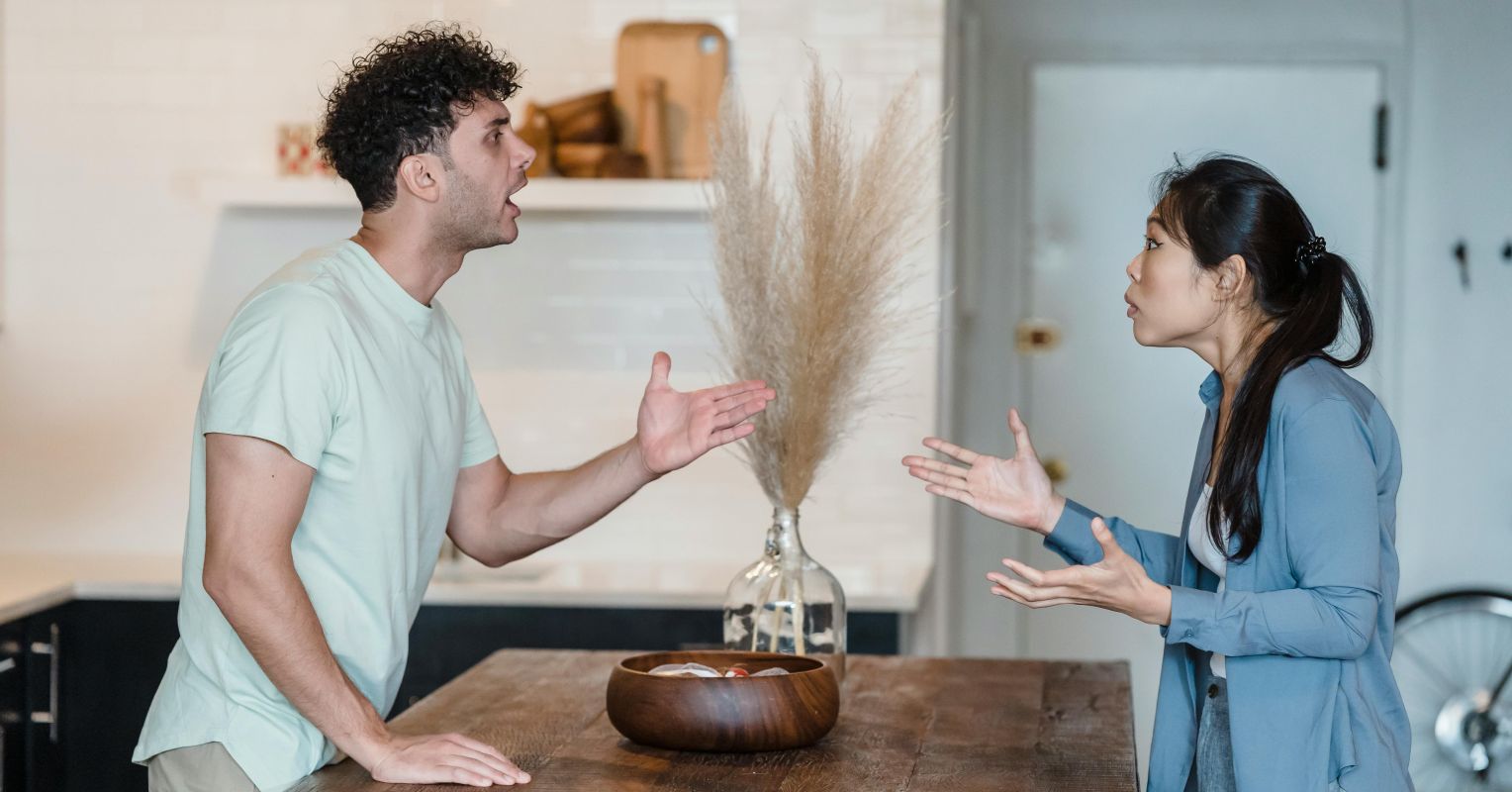 چوب ها، سنگ ها و کلمات مضر