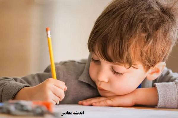 ماساژ پوست سر، موهای سالم‌ و بدون موخوره با برس چوبی