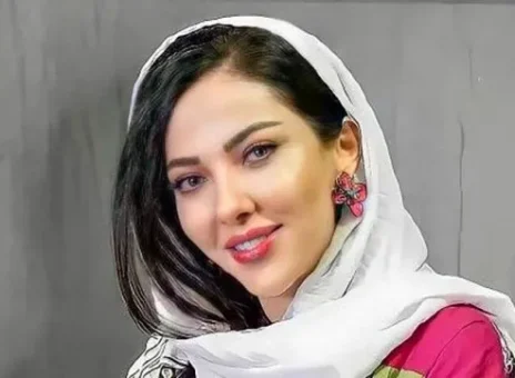 تصویری از کافه گردی لیلا اوتادی با رفیقش