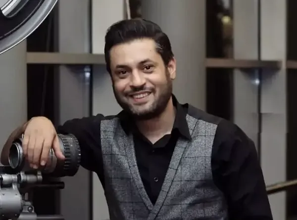 تصویری از روزبه معینی در کنار همسر و مادرش | رصد روز