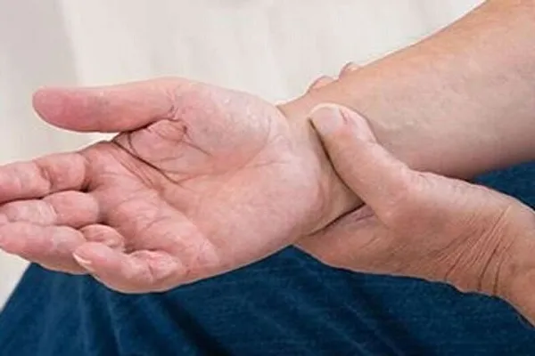 پارکینسون چیست؟/حرکات ورزشی راه حلی موثر برای بیماران مبتلا به پارکینسون