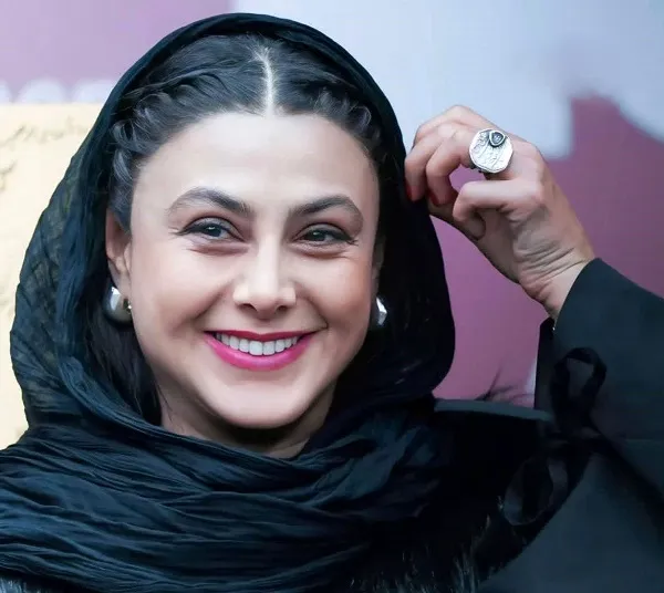 چهره و استایل متفاوت آزاده صمدی در اکران فیلم «عزیز» | رصد روز