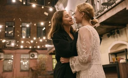 آیا گرفتن دست در ملاء عام بی خطر است؟ نه برای زوج های LGBT+