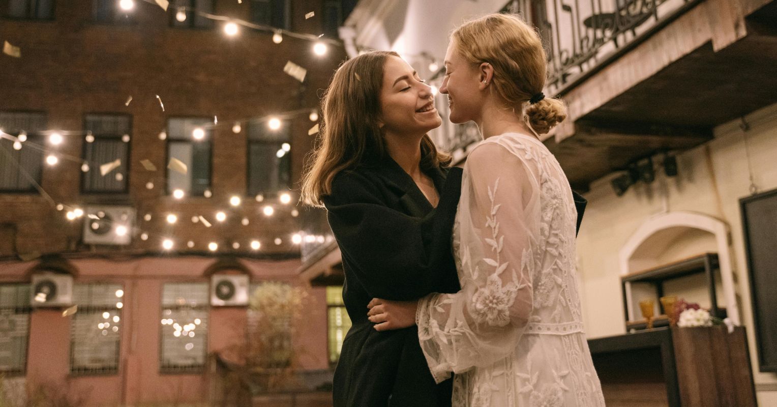 آیا گرفتن دست در ملاء عام بی خطر است؟ نه برای زوج های LGBT+
