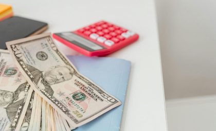 انجماد استخدام معایب موقعیت‌های کمک‌های بلاعوض را بزرگ می‌کند