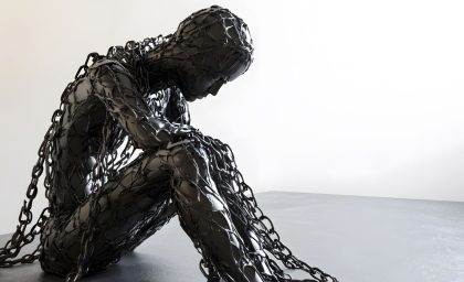 تراژدی مانژیون: درد، انزوا، و پاسخ بقا