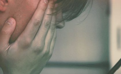 تروماتیزاسیون جانشین: وقتی تماشای تراژدی ضرر دارد