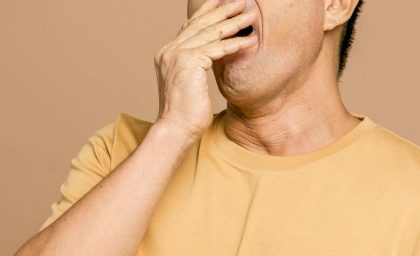 چرا خمیازه کشیدن مسری است؟ | روانشناسی امروز