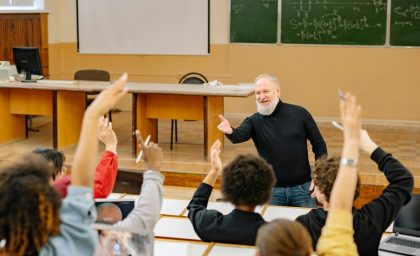 “استادان” دشمن نیستند