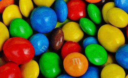 به همان اندازه M&M: آموزش بچه ها در مورد نژادپرستی از طریق بازی