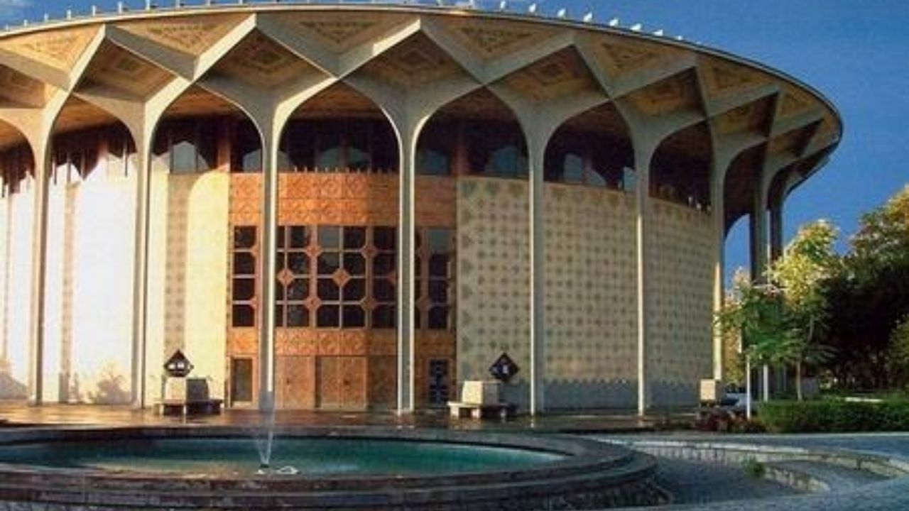 حضور صابر ابر و کمند امیرسلیمانی روی صحنه نمایش