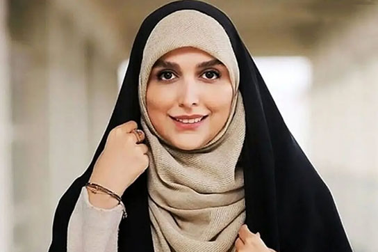 عکس مژده لواسانی در آرامگاه سعدی وایرال شد