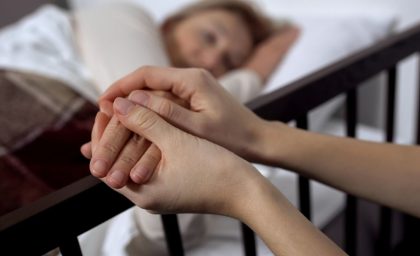 پس از مرگ مادرش ، می توان اندوه یک دختر را طولانی کرد