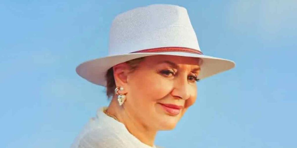 گوگوش با چادر مشکی به دفتر من آمد