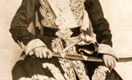 عکس دیده نشده از مظفرالدین شاه در ۱۱ سالگی با شمشیر و لباس رسمی