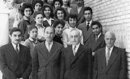 عکس زیر خاکی از دکتر شریعتی ۶۷ سال پیش کنار دوستان