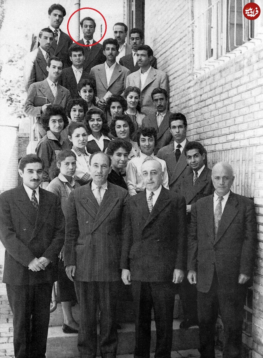عکس زیر خاکی از دکتر شریعتی ۶۷ سال پیش کنار دوستان