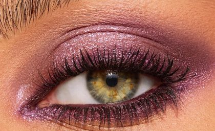 آرایش بهاره با سایه بنفش آلویی؛ جلوه‌ای جذاب برای چشمان سبز