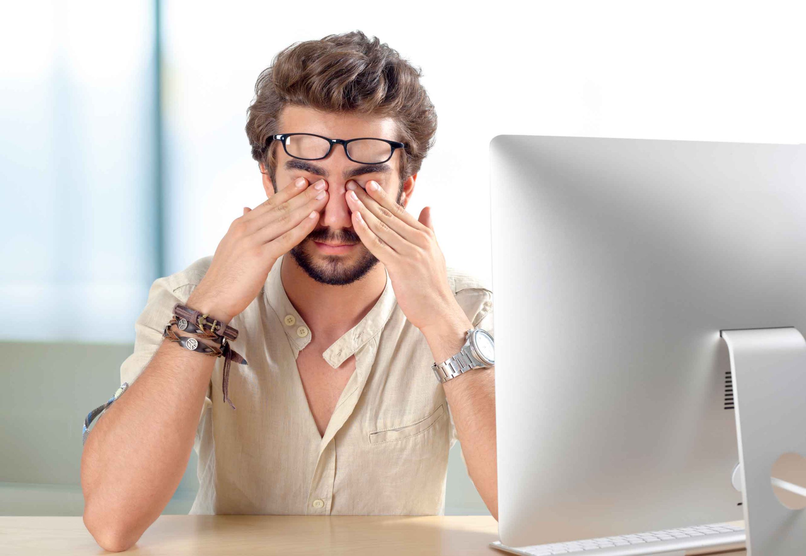 آیا خیره شدن به نمایشگر‌ها به چشم ما آسیب می‌زند؟