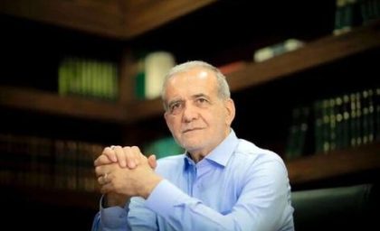 اهدای پیراهن امضا شده تیم ملی به مسعود پزشکیان