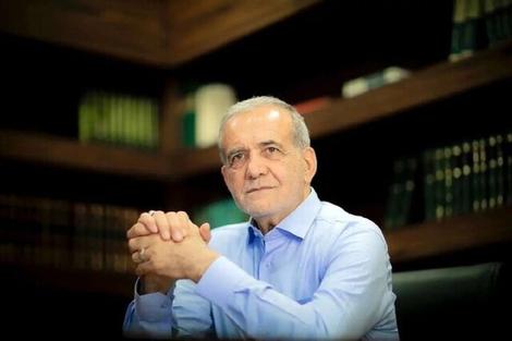 اهدای پیراهن امضا شده تیم ملی به مسعود پزشکیان
