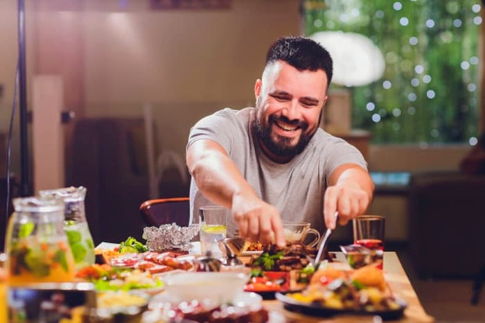 اگر غذایتان را زیر ۲۰ دقیقه می‌خورید، کمی آرام‌تر بجوید