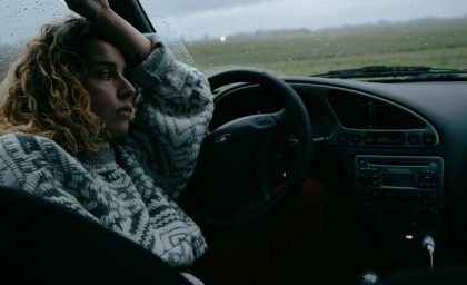 دو تله عاطفی که بی سر و صدا گزینه های شما را کنترل می کنند
