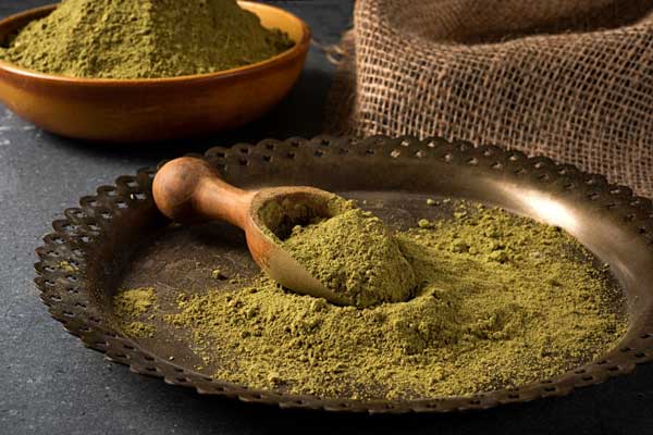 روش طبیعی برای نرم و درخشان کردن مو با پودر حنا !