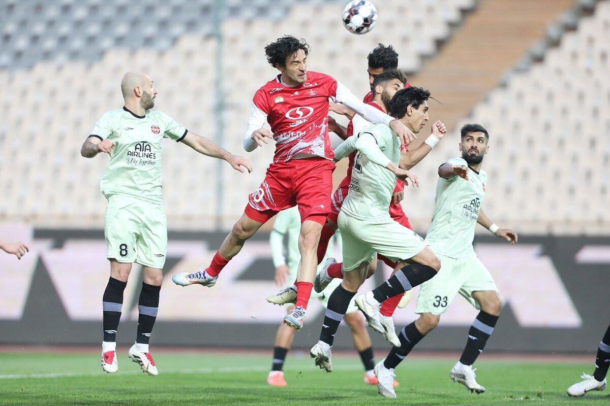 رقابت داغ بر سر قهرمانی/ توقف تیم فوتبال تراکتور و برد پرسپولیس و سپاهان