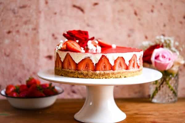 طرز تهیه چیزکیک توت فرنگی