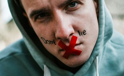 چرا مردم دروغ می گویند ، تقلب می کنند و دزدی می کنند؟