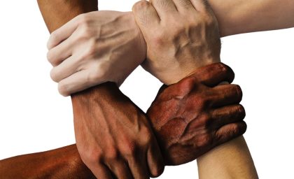 یک جامعه فراگیر نادیده نمی گیرد اما اختلافات را در بر می گیرد