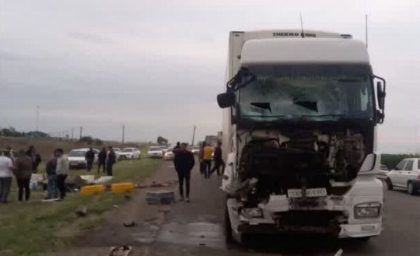 آتش نشان ها به داد تریلی واژگون شده رسیدند/ حادثه تلخ محور میاندواب