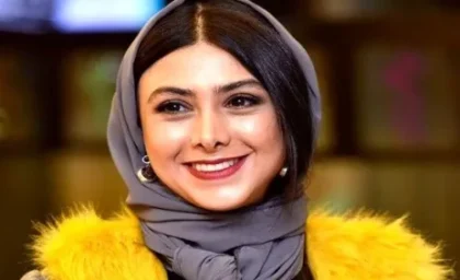 خانوم بازیگر با لاک قرمز و روسری گلی دلبری میکند+ عکس آزاده صمدی با استایل خانومی