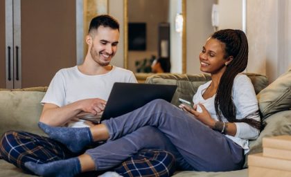آیا باید و شریک زندگی من رمزهای عبور و مکان های خود را به اشتراک بگذاریم؟