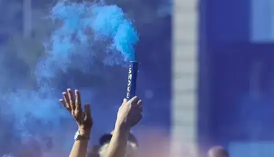 انتقام خلاقانه لیورپولی‌ها؛ بدرقه اورتون با دود قرمز!