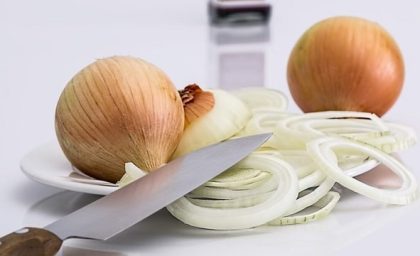 با روغنی کردن چاکو، پیاز را بدون سوزش چشم خرد کنید