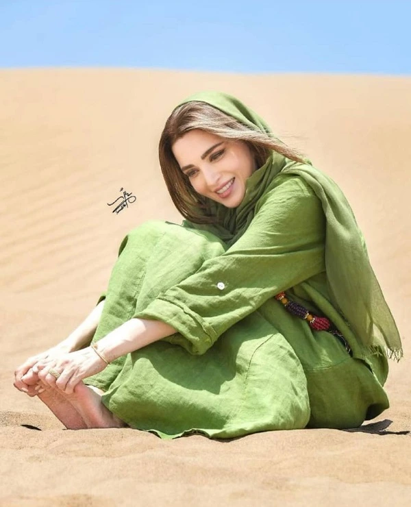 بهنوش طباطبایی با پالتو و رژ قرمز سر و صدا به پا کرد+ عکس
